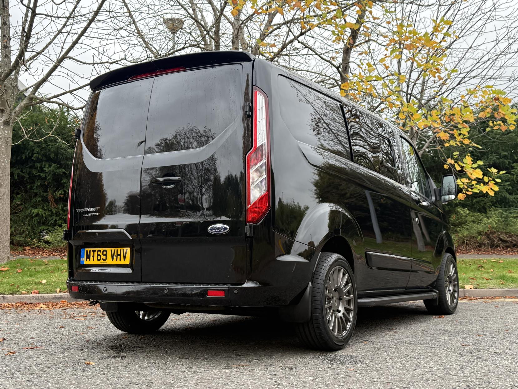 Ford Transit Custom 2.0 300 EcoBlue Limited Crew Van Double Cab 5dr Diesel Auto L1 H1 Euro 6 (s/s) (6 Seat) (170 ps)