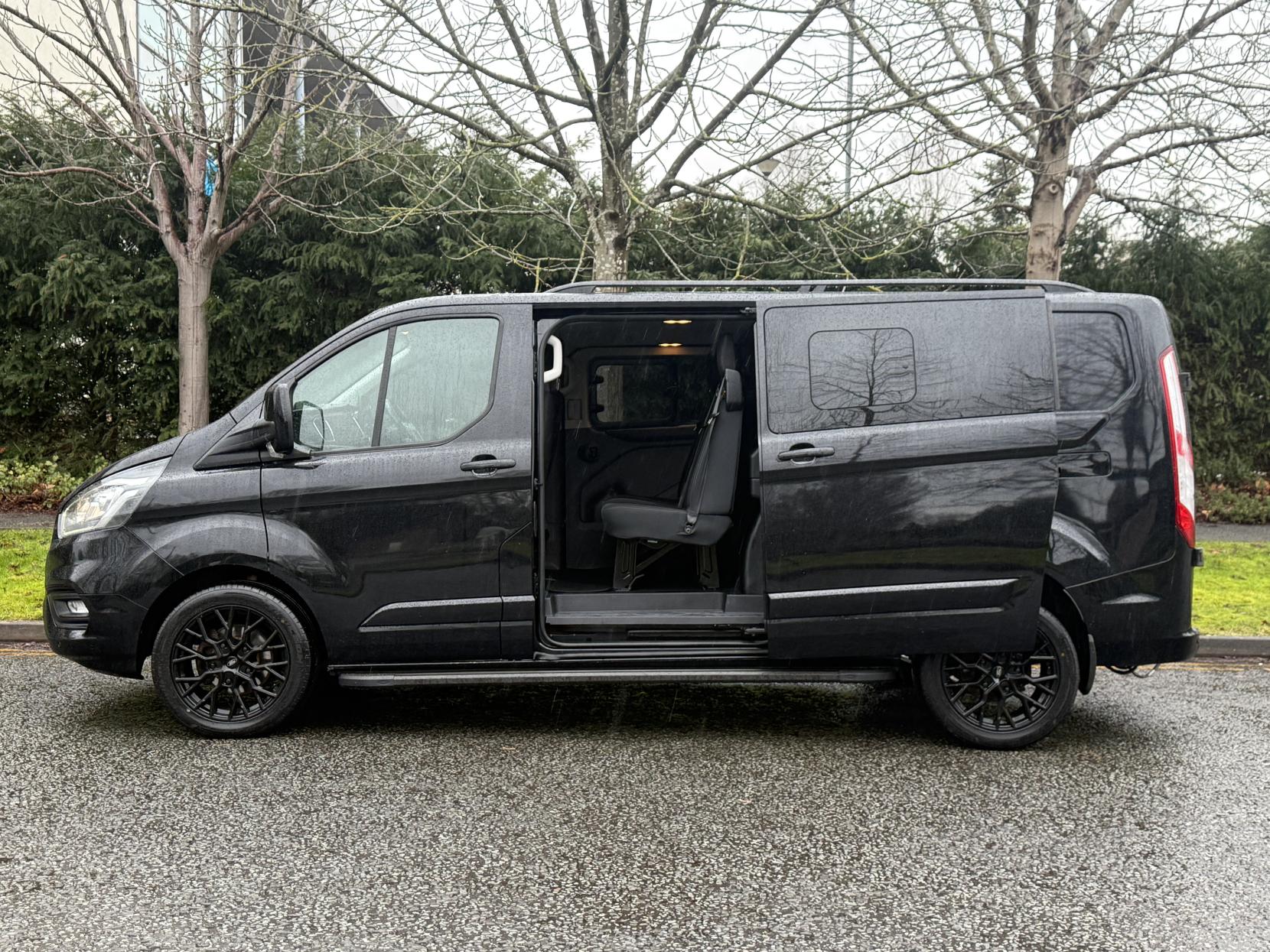 Ford Transit Custom 2.0 320 EcoBlue Limited Crew Van Double Cab 5dr Diesel Manual L2 H1 Euro 6 (6 Seat) (170 ps)