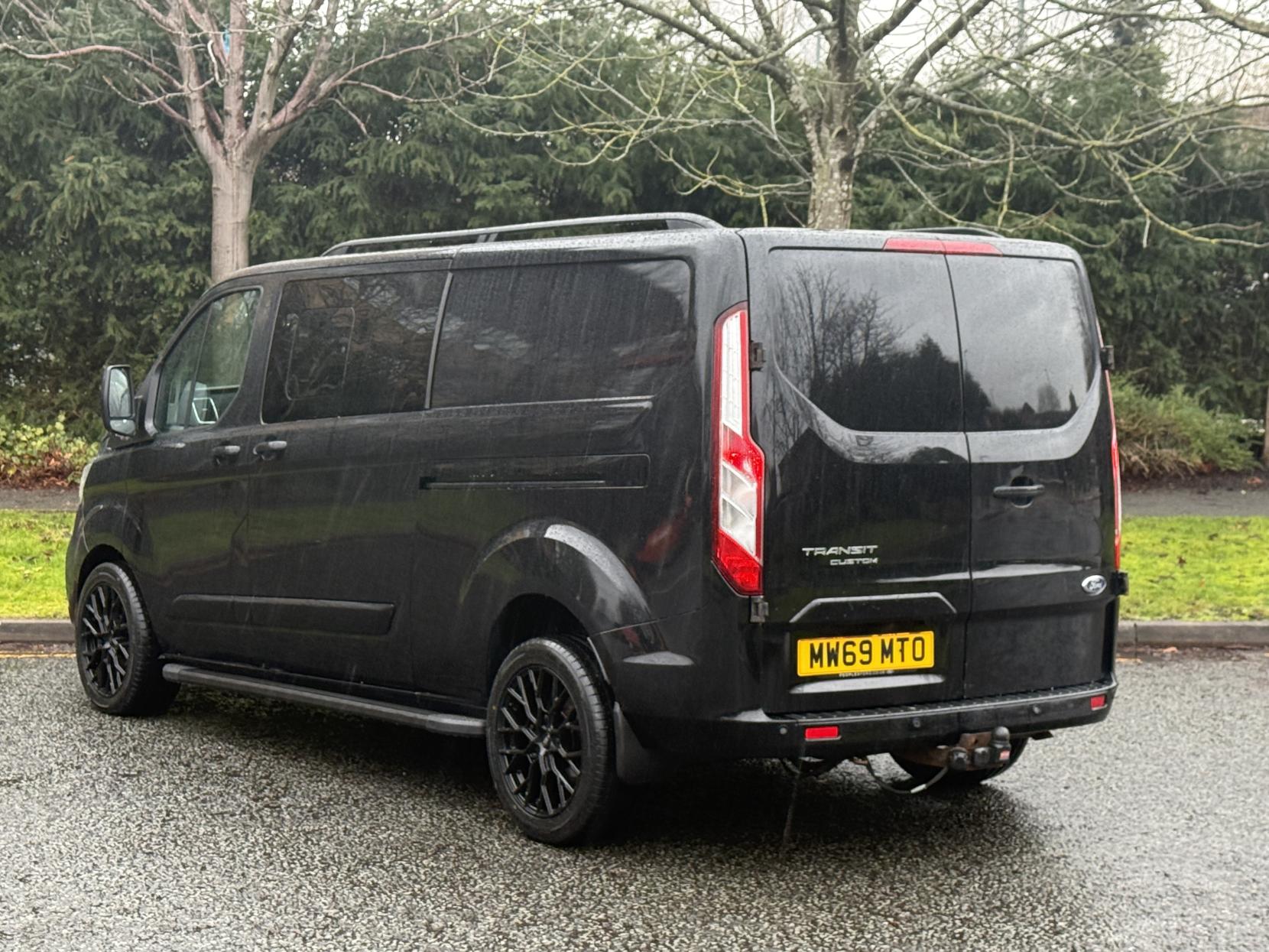 Ford Transit Custom 2.0 320 EcoBlue Limited Crew Van Double Cab 5dr Diesel Manual L2 H1 Euro 6 (6 Seat) (170 ps)