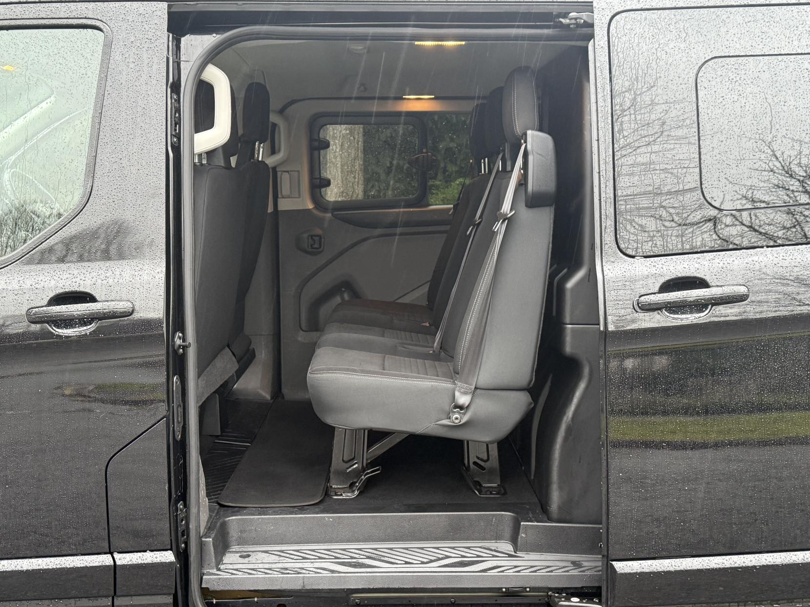 Ford Transit Custom 2.0 320 EcoBlue Limited Crew Van Double Cab 5dr Diesel Manual L2 H1 Euro 6 (6 Seat) (170 ps)