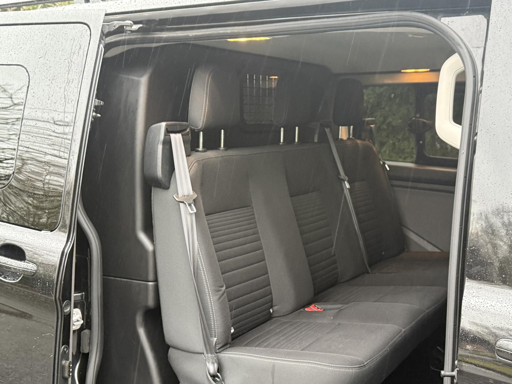 Ford Transit Custom 2.0 320 EcoBlue Limited Crew Van Double Cab 5dr Diesel Manual L2 H1 Euro 6 (6 Seat) (170 ps)