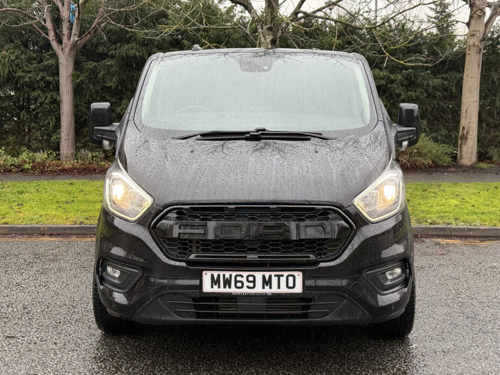 Ford Transit Custom 2.0 320 EcoBlue Limited Crew Van Double Cab 5dr Diesel Manual L2 H1 Euro 6 (6 Seat) (170 ps)
