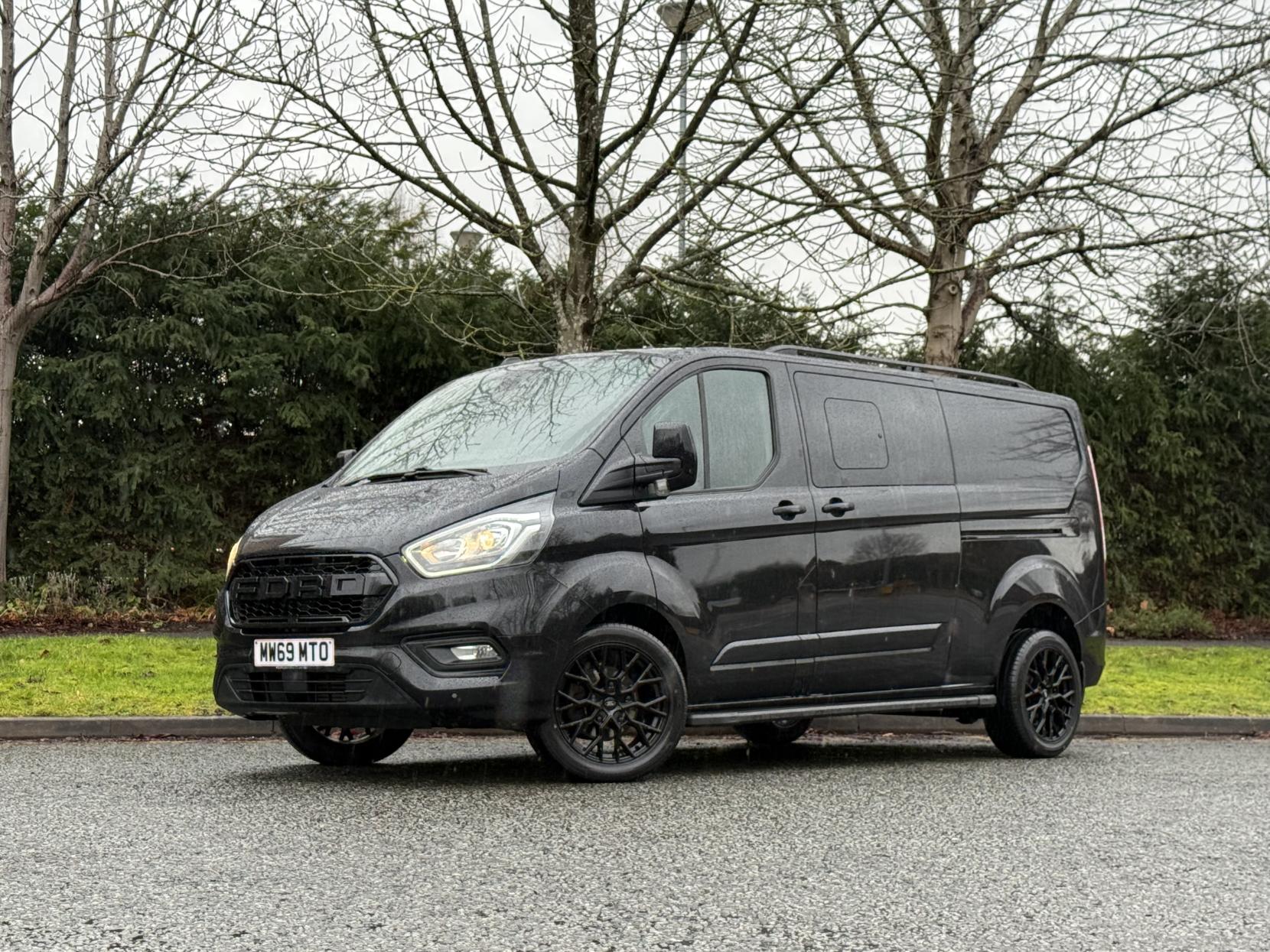 Ford Transit Custom 2.0 320 EcoBlue Limited Crew Van Double Cab 5dr Diesel Manual L2 H1 Euro 6 (6 Seat) (170 ps)