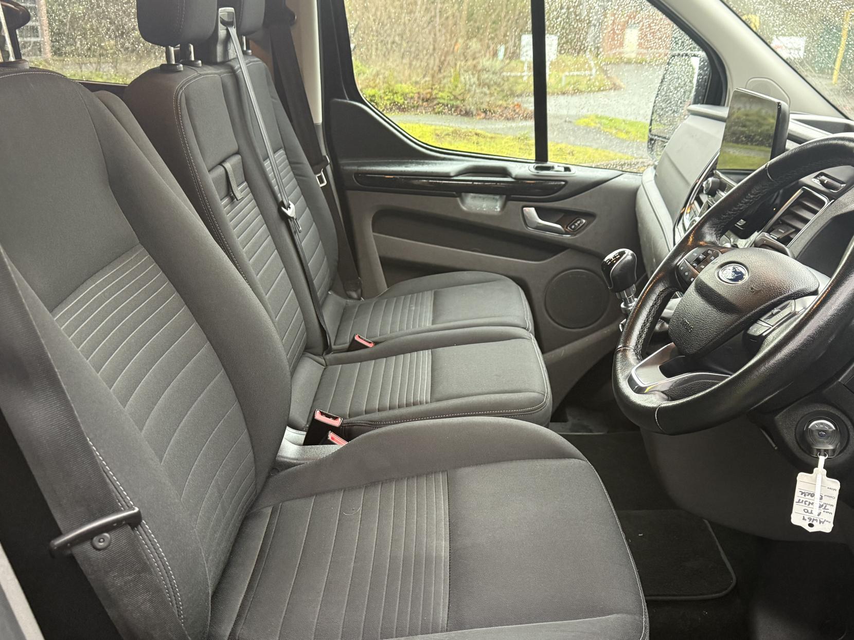 Ford Transit Custom 2.0 320 EcoBlue Limited Crew Van Double Cab 5dr Diesel Manual L2 H1 Euro 6 (6 Seat) (170 ps)