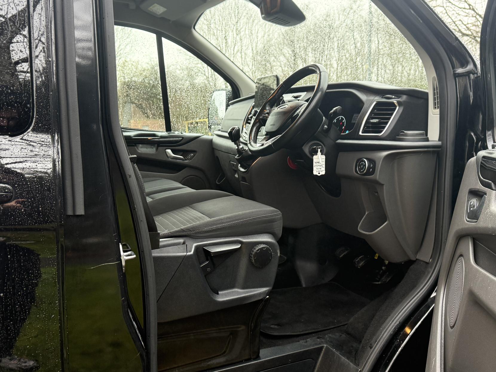 Ford Transit Custom 2.0 320 EcoBlue Limited Crew Van Double Cab 5dr Diesel Manual L2 H1 Euro 6 (6 Seat) (170 ps)