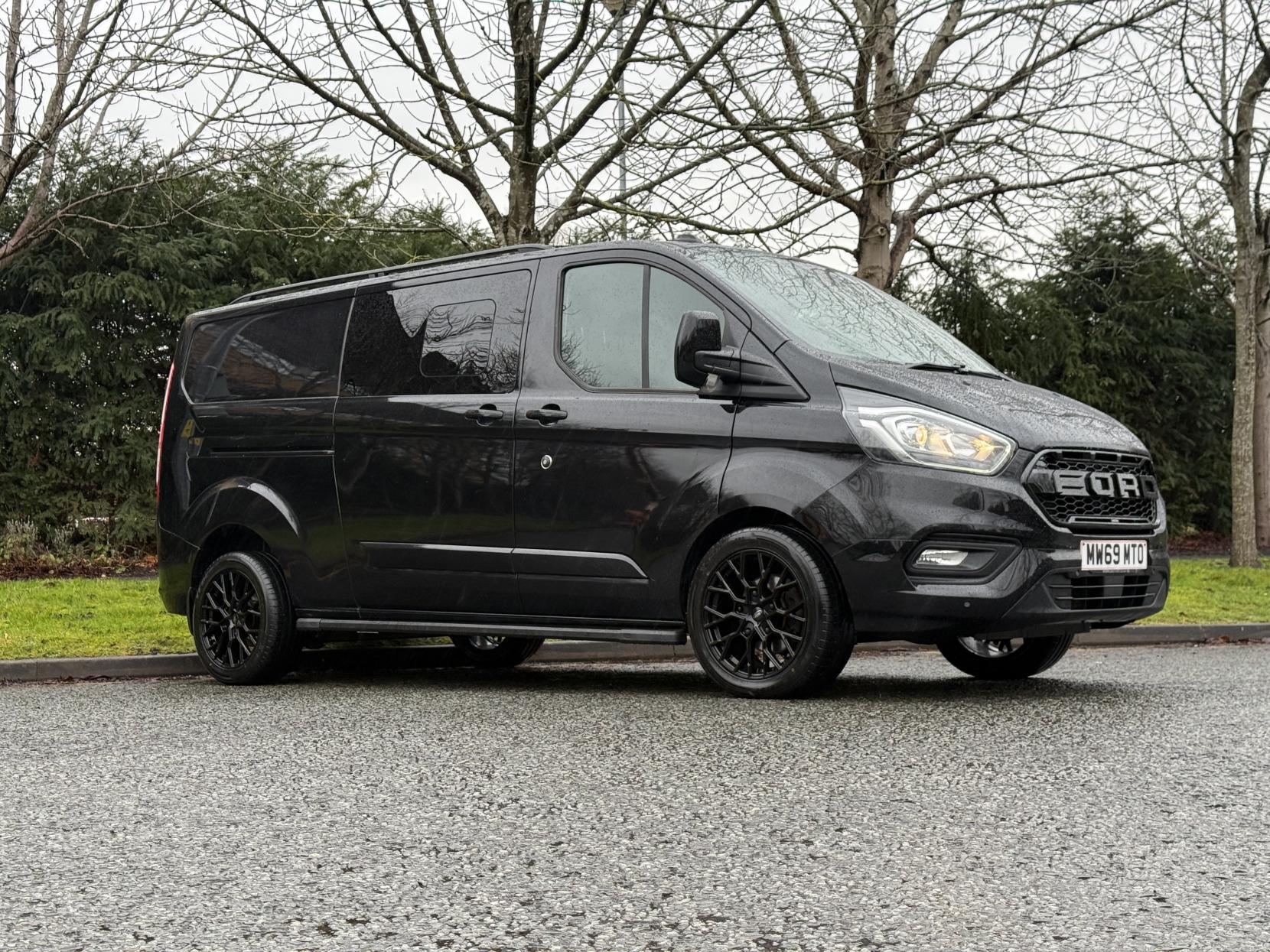 Ford Transit Custom 2.0 320 EcoBlue Limited Crew Van Double Cab 5dr Diesel Manual L2 H1 Euro 6 (6 Seat) (170 ps)