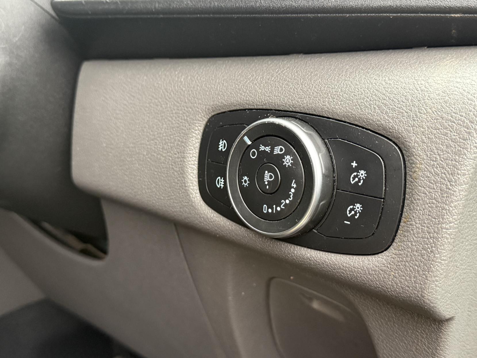 Ford Transit Custom 2.0 320 EcoBlue Limited Crew Van Double Cab 5dr Diesel Manual L2 H1 Euro 6 (6 Seat) (130 ps)