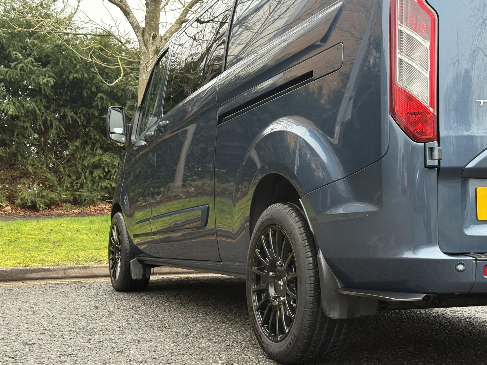 Ford Transit Custom 2.0 320 EcoBlue Limited Crew Van Double Cab 5dr Diesel Manual L2 H1 Euro 6 (6 Seat) (130 ps)