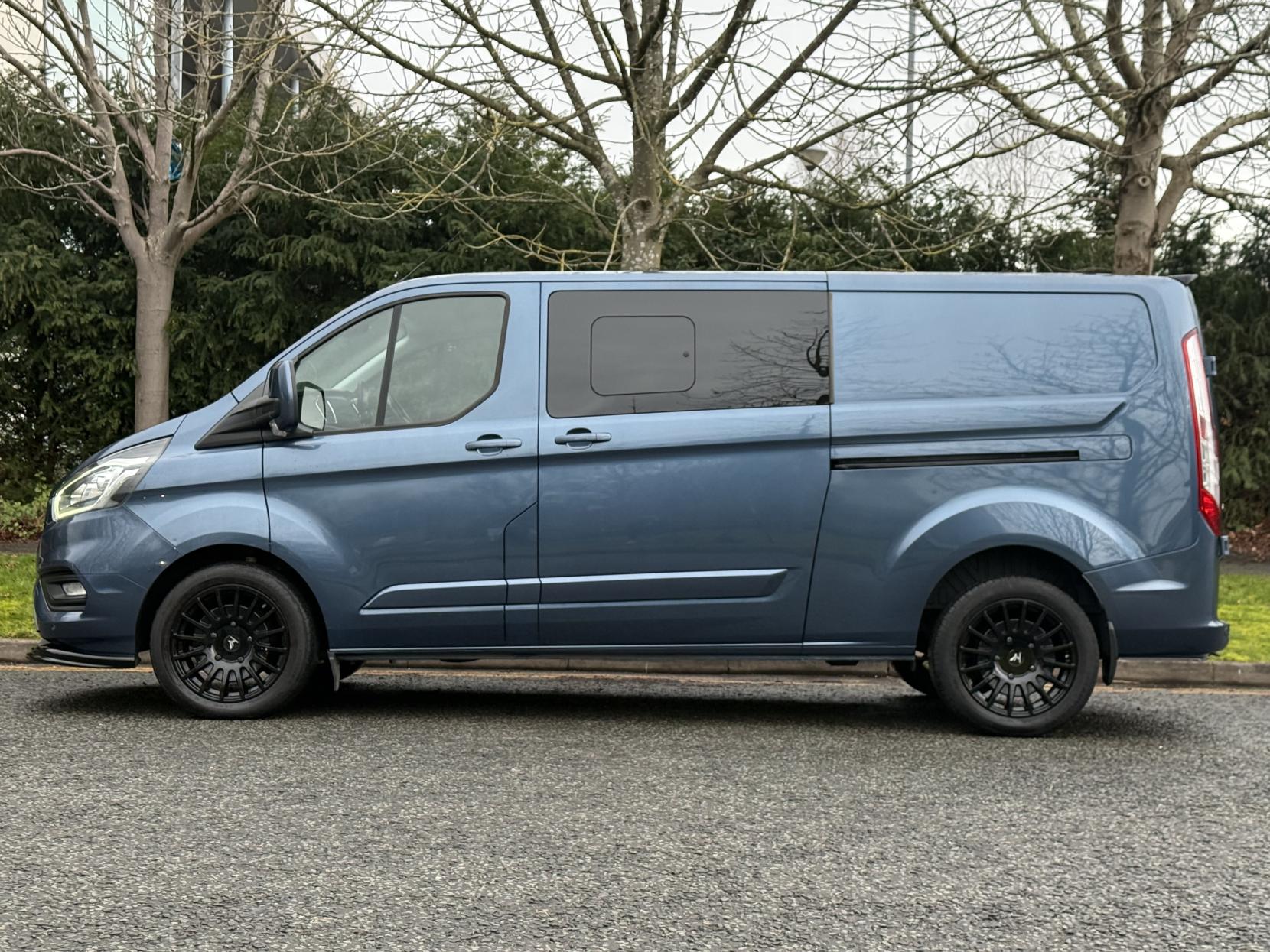 Ford Transit Custom 2.0 320 EcoBlue Limited Crew Van Double Cab 5dr Diesel Manual L2 H1 Euro 6 (6 Seat) (130 ps)