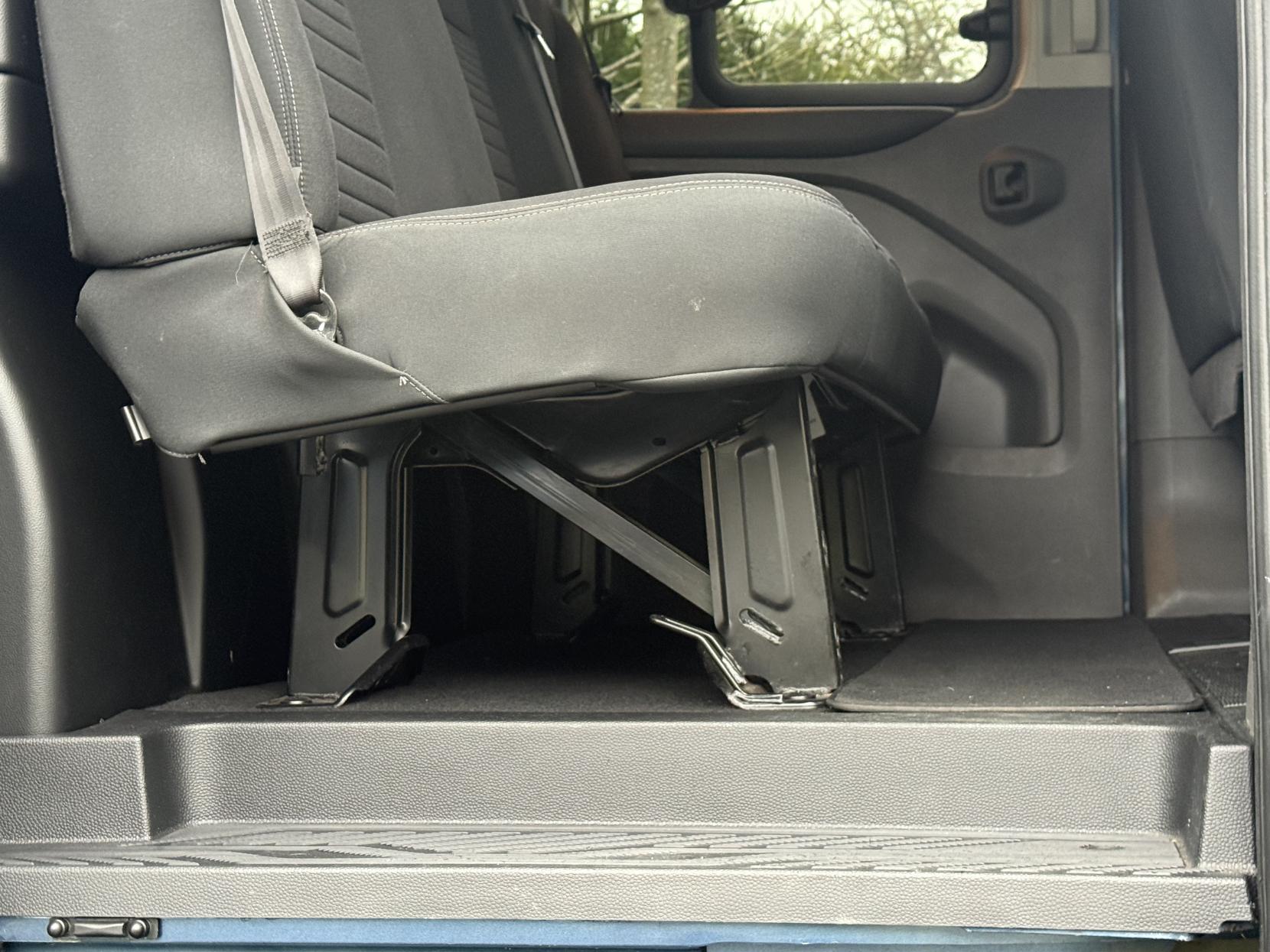 Ford Transit Custom 2.0 320 EcoBlue Limited Crew Van Double Cab 5dr Diesel Manual L2 H1 Euro 6 (6 Seat) (130 ps)