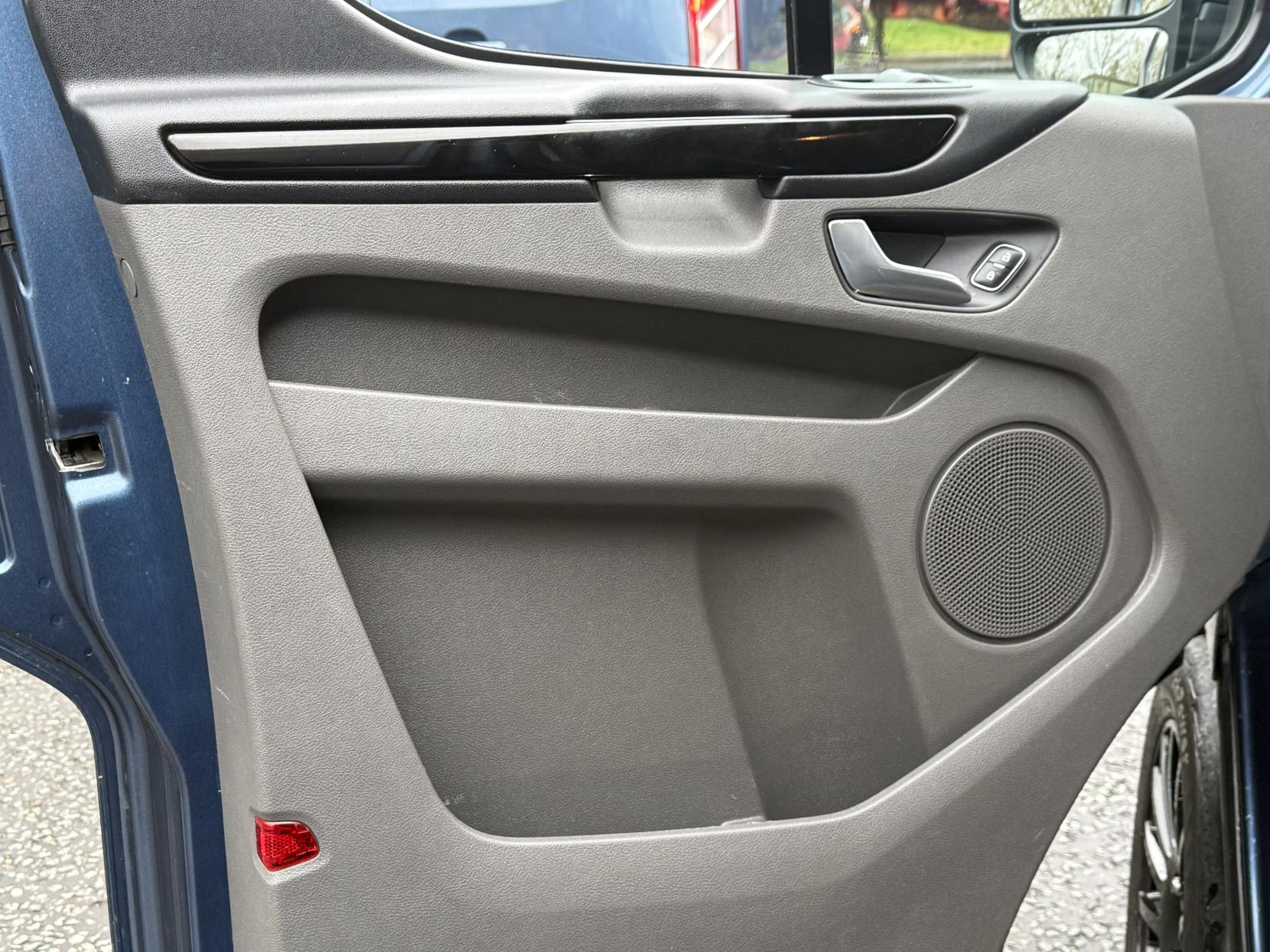 Ford Transit Custom 2.0 320 EcoBlue Limited Crew Van Double Cab 5dr Diesel Manual L2 H1 Euro 6 (6 Seat) (130 ps)