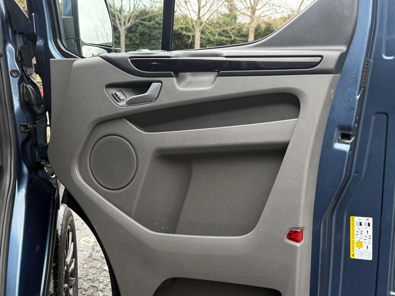 Ford Transit Custom 2.0 320 EcoBlue Limited Crew Van Double Cab 5dr Diesel Manual L2 H1 Euro 6 (6 Seat) (130 ps)