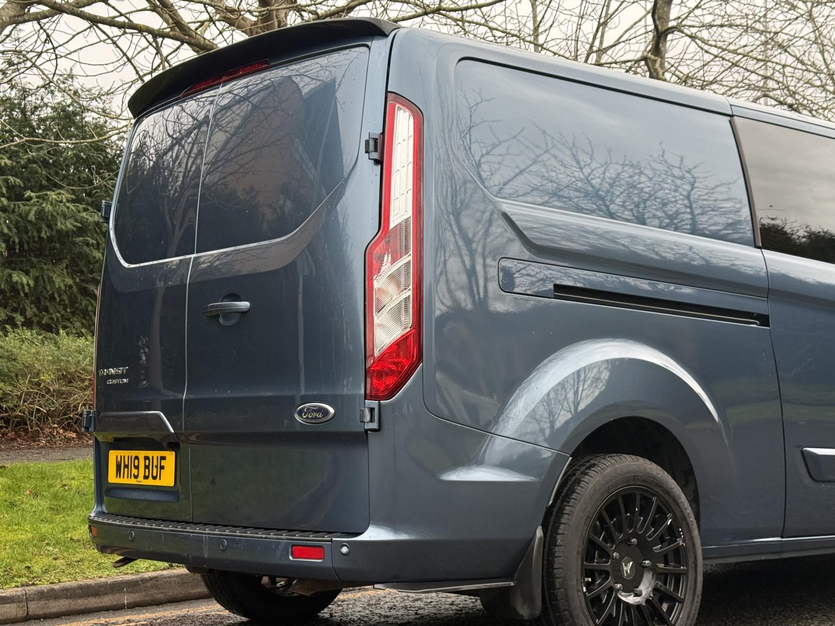 Ford Transit Custom 2.0 320 EcoBlue Limited Crew Van Double Cab 5dr Diesel Manual L2 H1 Euro 6 (6 Seat) (130 ps)