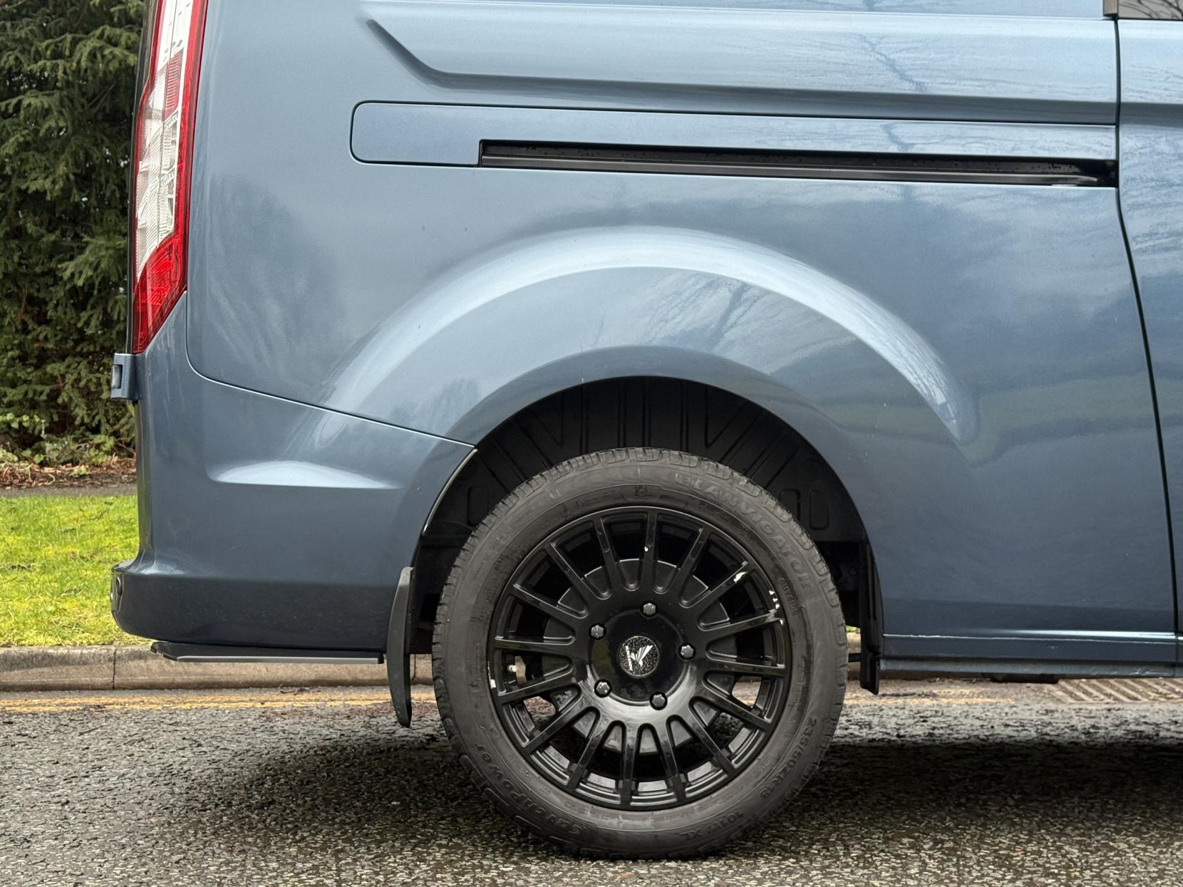 Ford Transit Custom 2.0 320 EcoBlue Limited Crew Van Double Cab 5dr Diesel Manual L2 H1 Euro 6 (6 Seat) (130 ps)