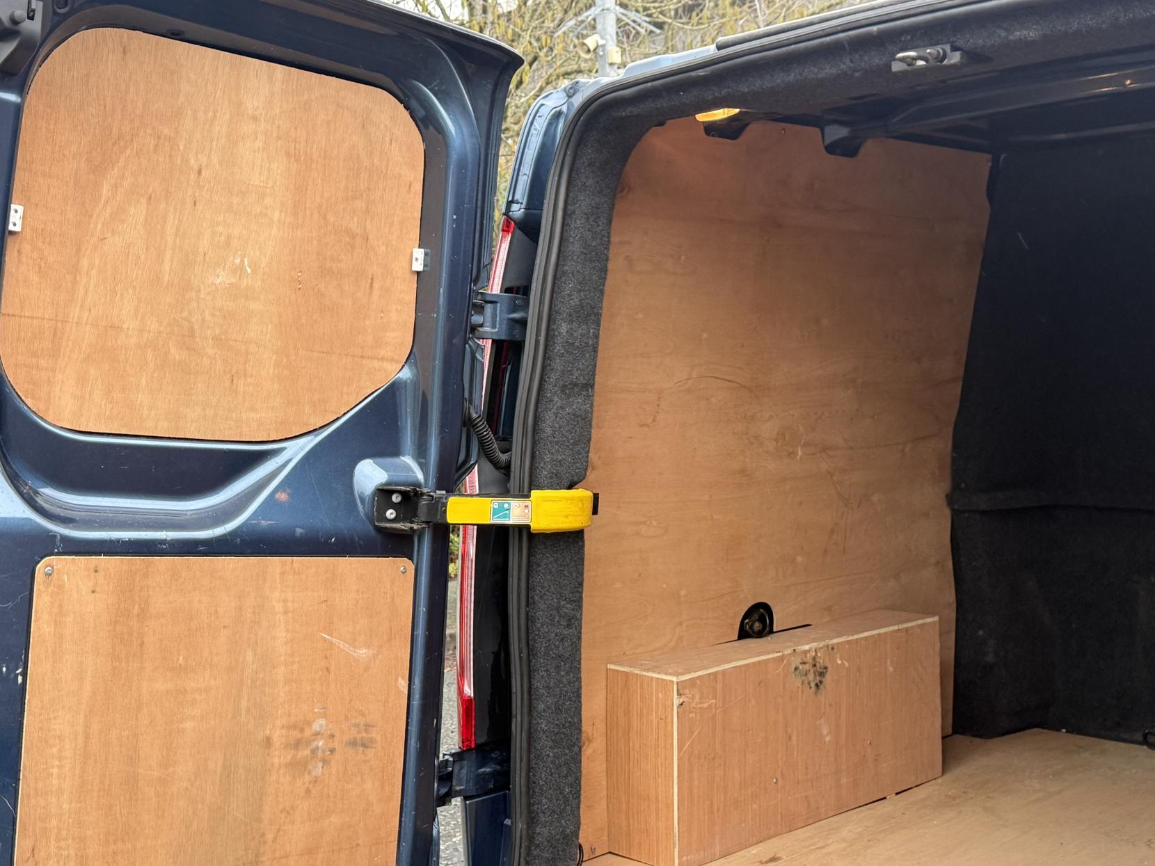 Ford Transit Custom 2.0 320 EcoBlue Limited Crew Van Double Cab 5dr Diesel Manual L2 H1 Euro 6 (6 Seat) (130 ps)