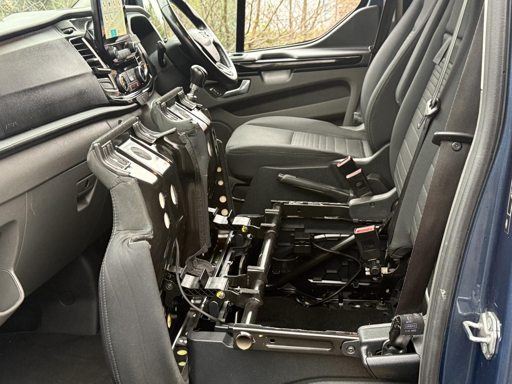 Ford Transit Custom 2.0 320 EcoBlue Limited Crew Van Double Cab 5dr Diesel Manual L2 H1 Euro 6 (6 Seat) (130 ps)