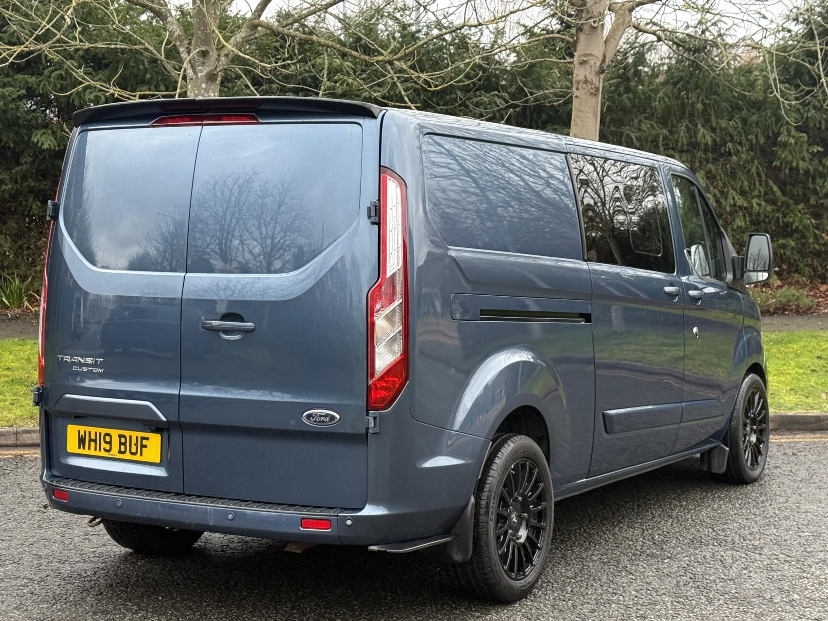Ford Transit Custom 2.0 320 EcoBlue Limited Crew Van Double Cab 5dr Diesel Manual L2 H1 Euro 6 (6 Seat) (130 ps)