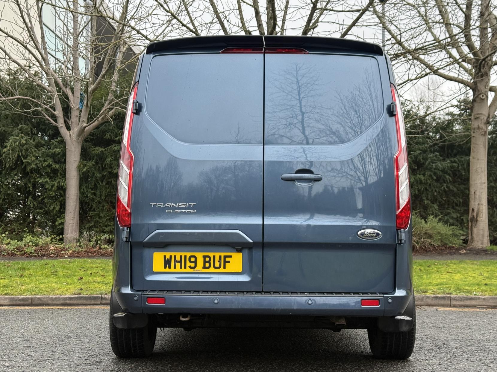 Ford Transit Custom 2.0 320 EcoBlue Limited Crew Van Double Cab 5dr Diesel Manual L2 H1 Euro 6 (6 Seat) (130 ps)