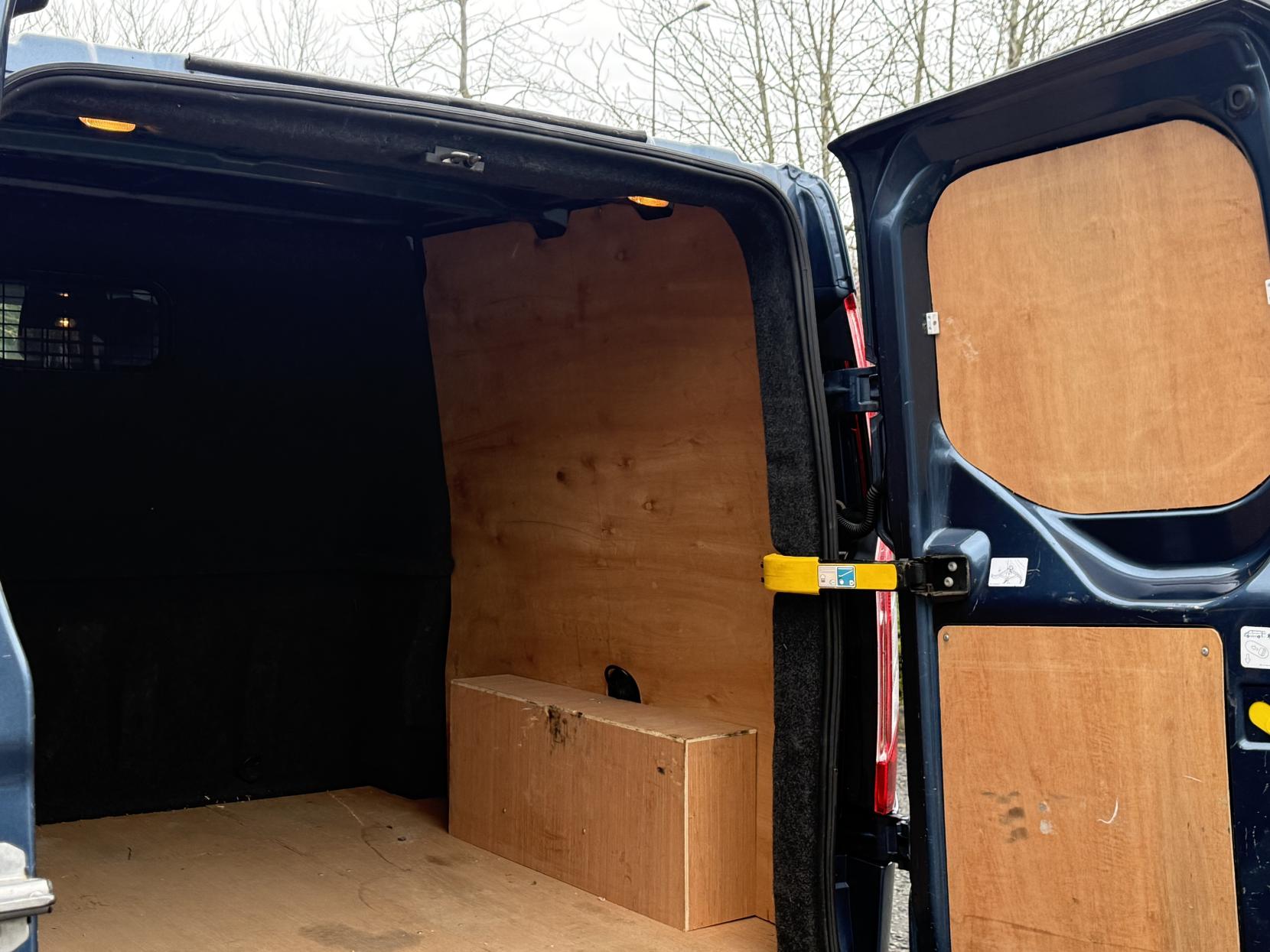 Ford Transit Custom 2.0 320 EcoBlue Limited Crew Van Double Cab 5dr Diesel Manual L2 H1 Euro 6 (6 Seat) (130 ps)