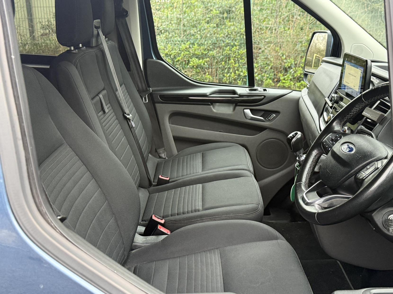 Ford Transit Custom 2.0 320 EcoBlue Limited Crew Van Double Cab 5dr Diesel Manual L2 H1 Euro 6 (6 Seat) (130 ps)