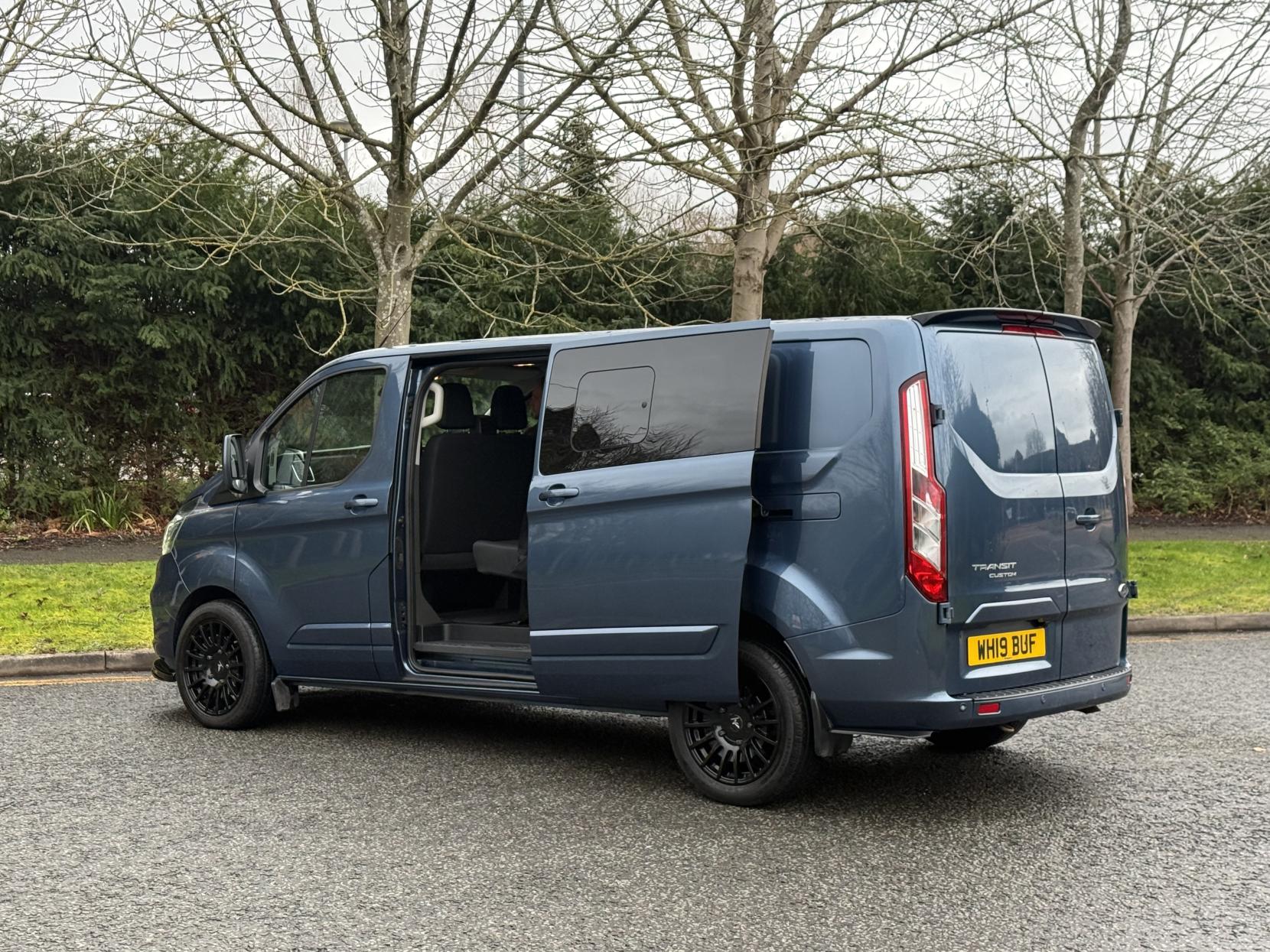 Ford Transit Custom 2.0 320 EcoBlue Limited Crew Van Double Cab 5dr Diesel Manual L2 H1 Euro 6 (6 Seat) (130 ps)