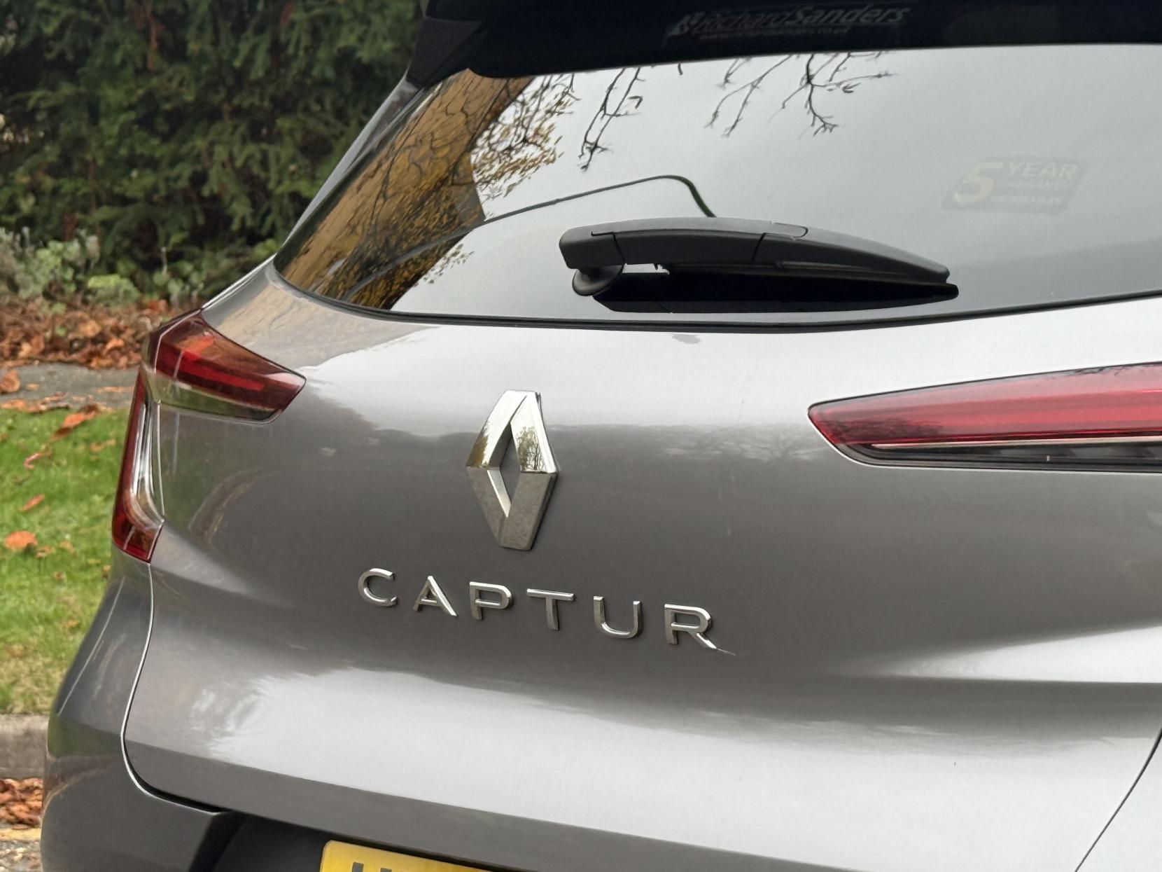 Renault Captur 1.5 Blue dCi Iconic SUV 5dr Diesel Manual Euro 6 (s/s) (95 ps)