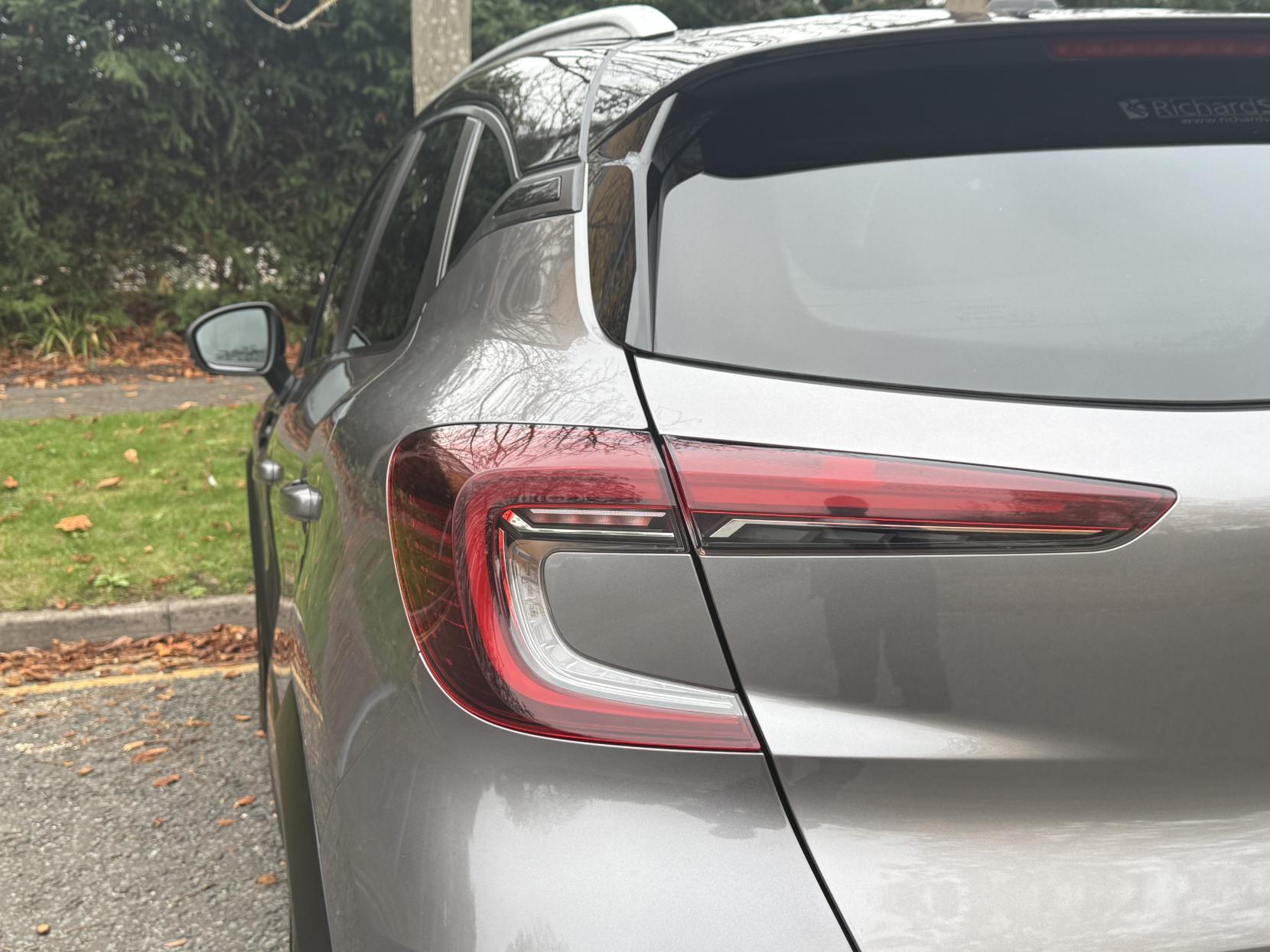 Renault Captur 1.5 Blue dCi Iconic SUV 5dr Diesel Manual Euro 6 (s/s) (95 ps)