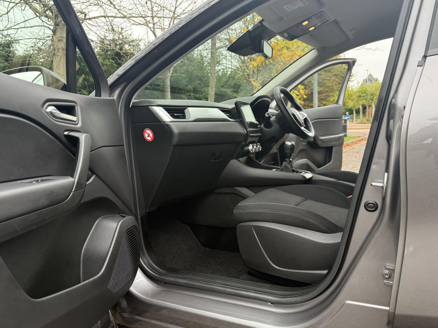 Renault Captur 1.5 Blue dCi Iconic SUV 5dr Diesel Manual Euro 6 (s/s) (95 ps)