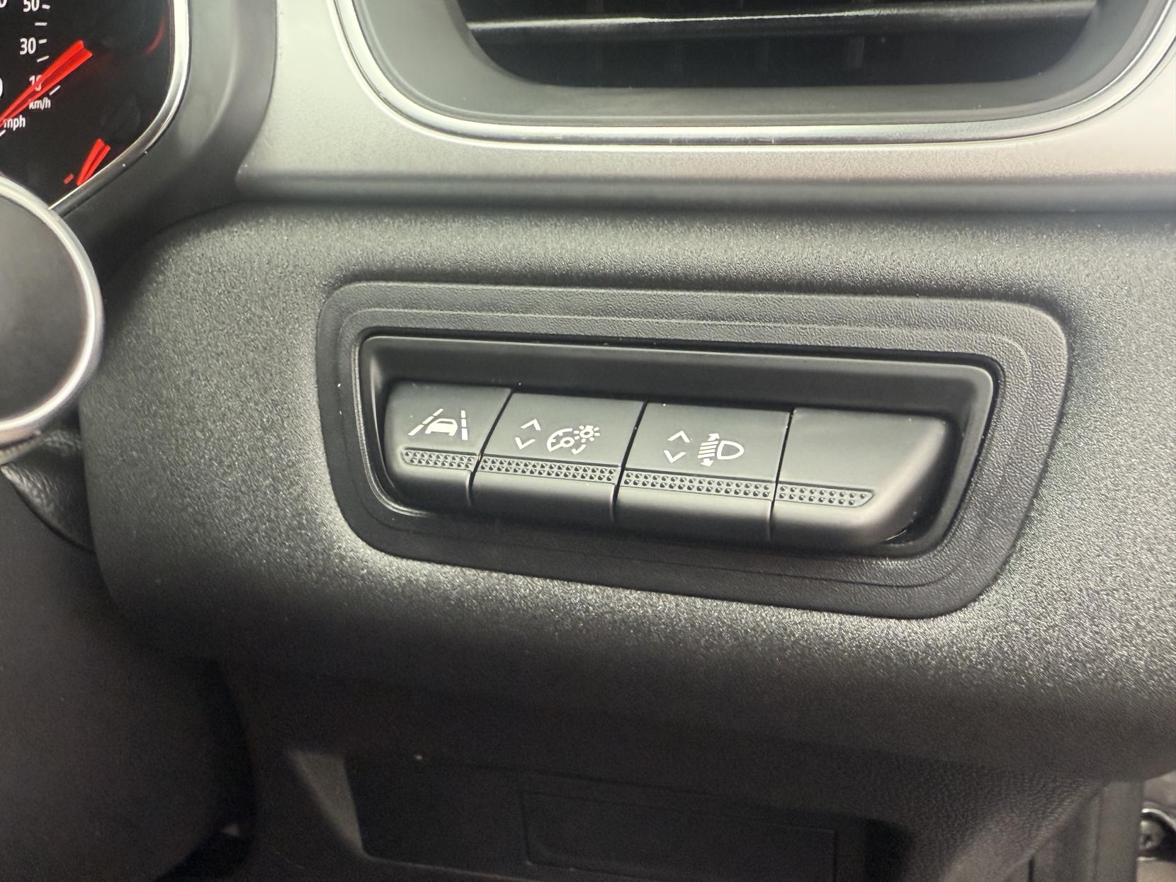 Renault Captur 1.5 Blue dCi Iconic SUV 5dr Diesel Manual Euro 6 (s/s) (95 ps)