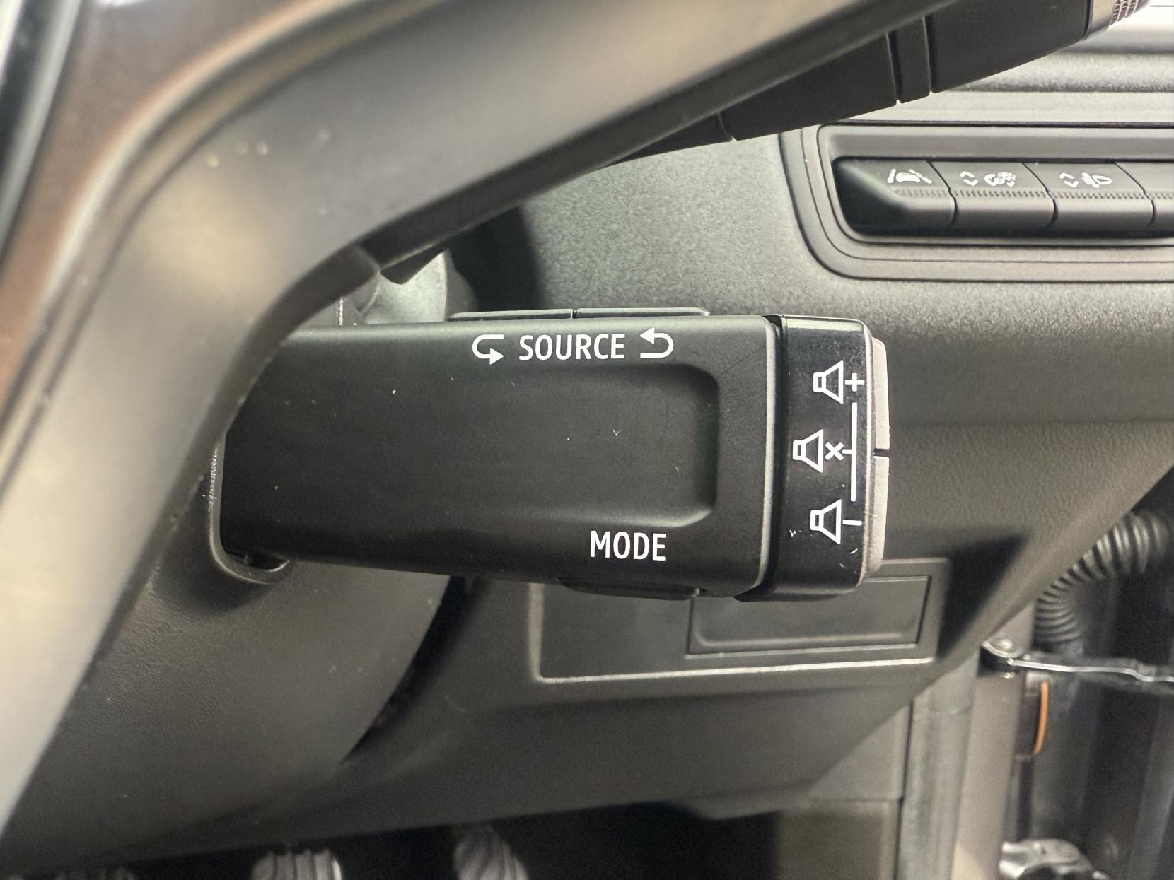 Renault Captur 1.5 Blue dCi Iconic SUV 5dr Diesel Manual Euro 6 (s/s) (95 ps)