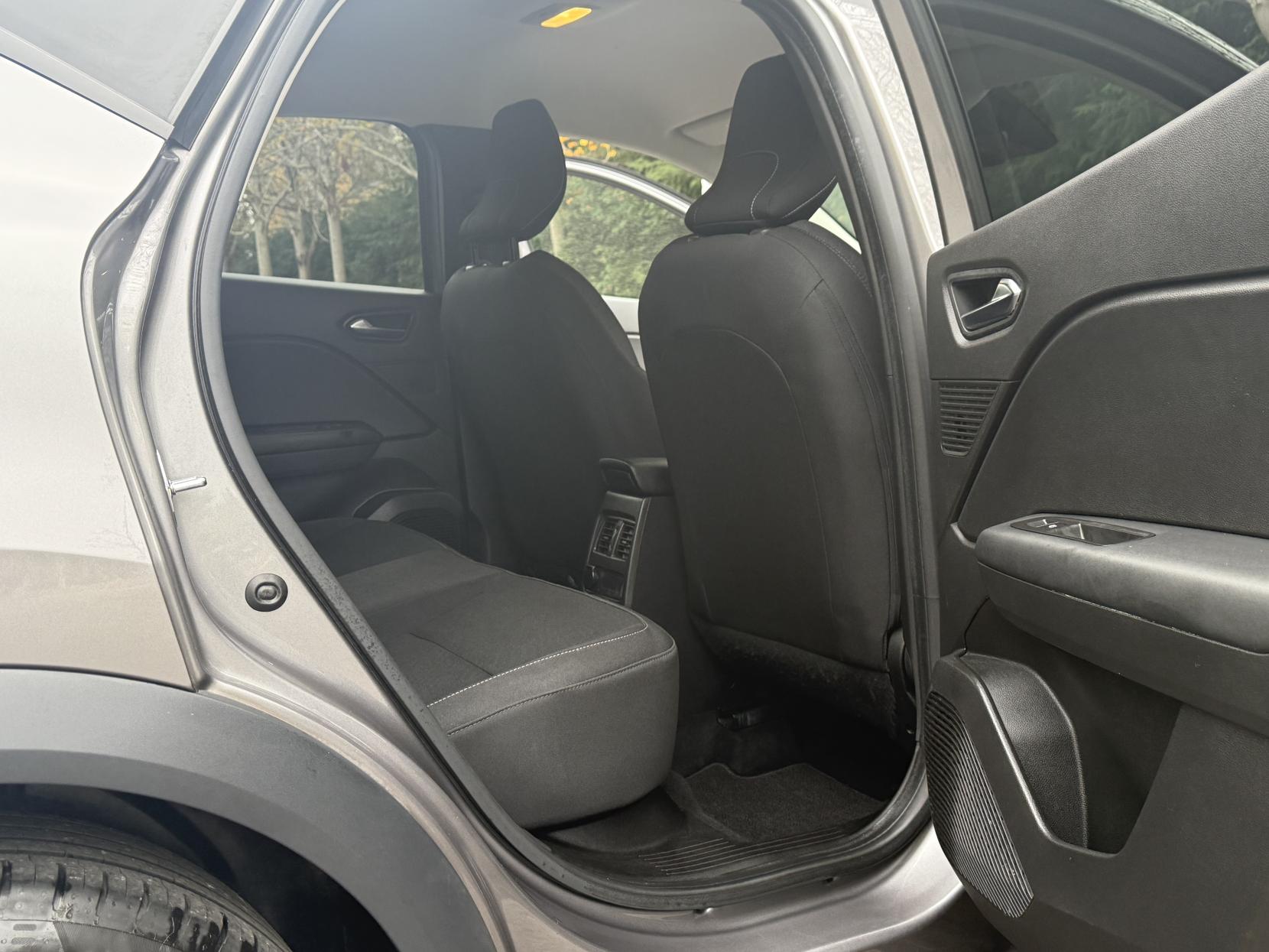 Renault Captur 1.5 Blue dCi Iconic SUV 5dr Diesel Manual Euro 6 (s/s) (95 ps)