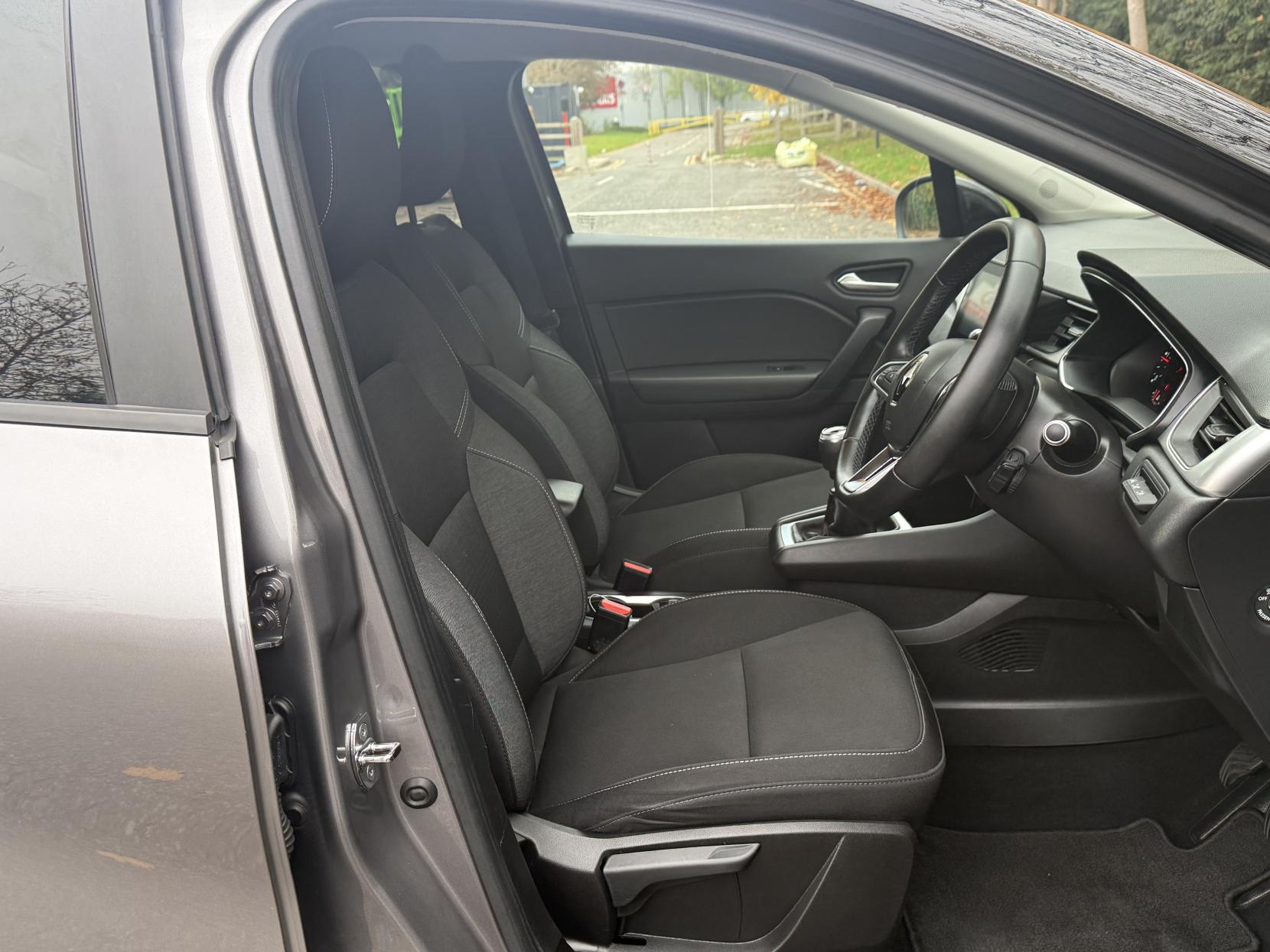 Renault Captur 1.5 Blue dCi Iconic SUV 5dr Diesel Manual Euro 6 (s/s) (95 ps)