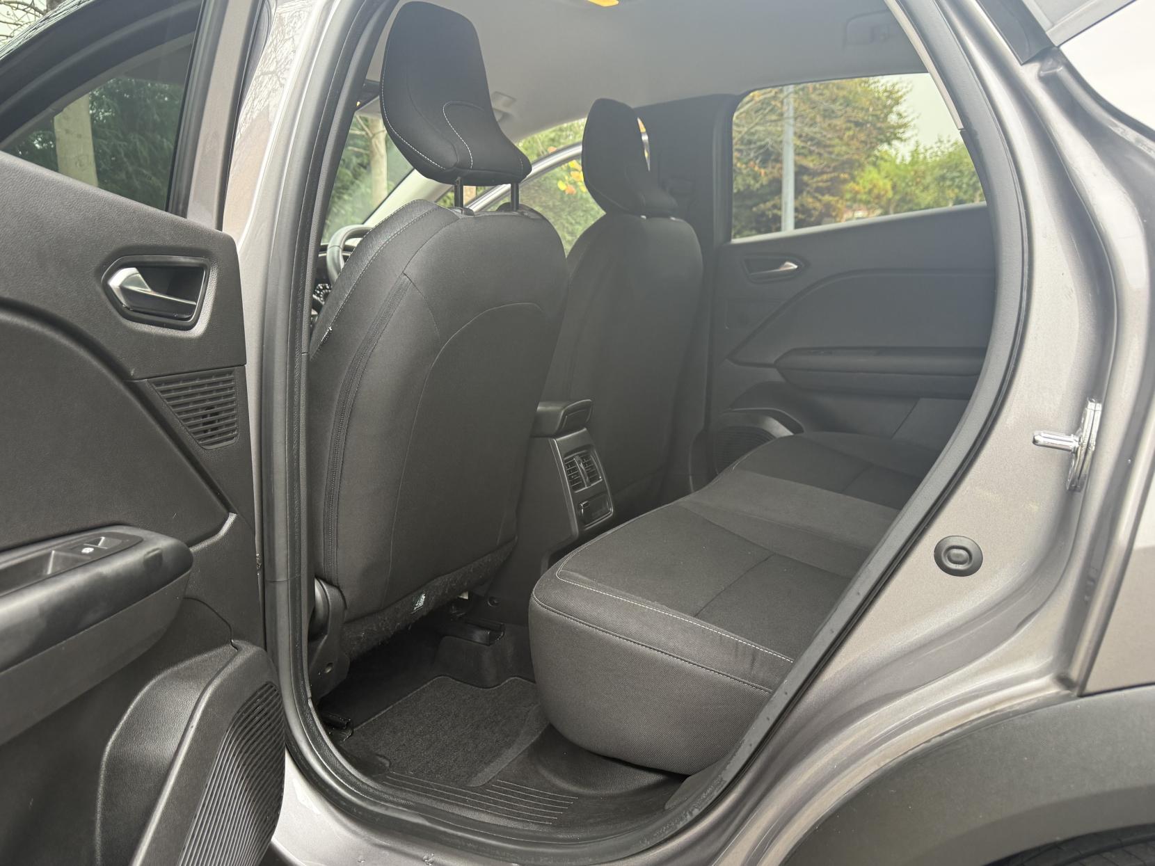 Renault Captur 1.5 Blue dCi Iconic SUV 5dr Diesel Manual Euro 6 (s/s) (95 ps)