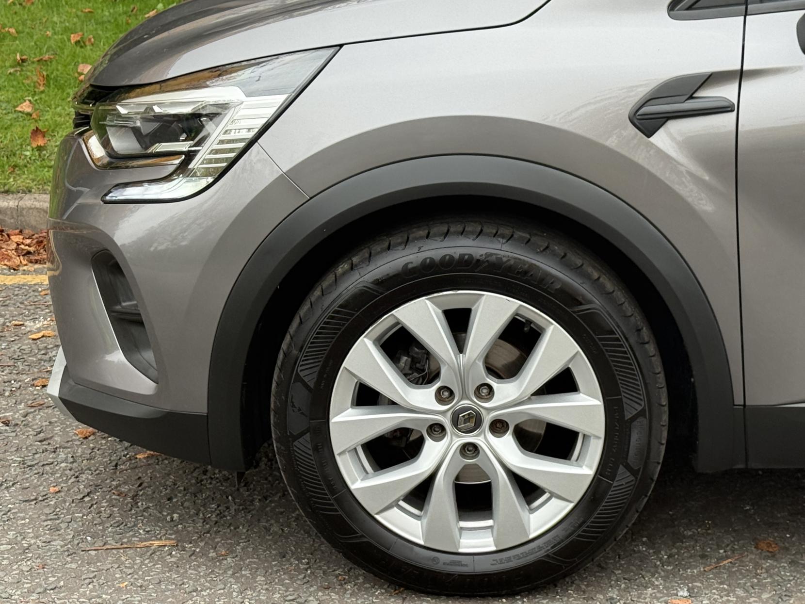 Renault Captur 1.5 Blue dCi Iconic SUV 5dr Diesel Manual Euro 6 (s/s) (95 ps)